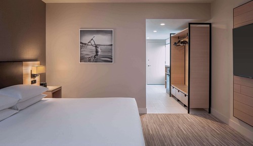 Room, 1 King Bed, Corner