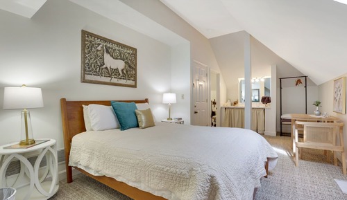 Classic Room, 1 Queen Bed, Non Smoking, Private Bathroom