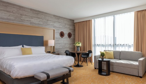 Premium Room, 1 King Bed, Hearing Accessible Concierge Top Floor (Morning Snack and Coffee Cart)
