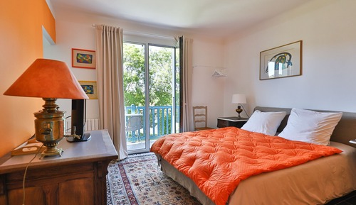 Double Room (Orange)