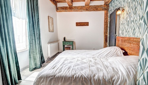 Apartment, Roll-in Shower