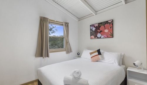 Deluxe 2 Bedroom Cabin - Olde Town Jacks' Garage