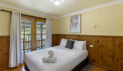 Deluxe 3 Bedroom Cabin - Olde Town Country Pub