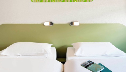 Room with 2 single beds