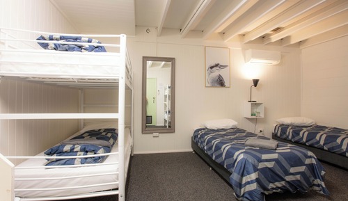 6 share Lodge Room with Shared Bathroom