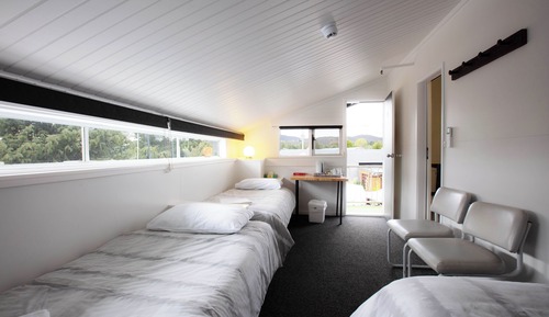 Motel room 4 share 1 Double & 2 Single Beds Standard