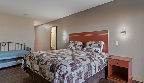 Deluxe Double Room, Ensuite (King Bed+ Trundle Bed)