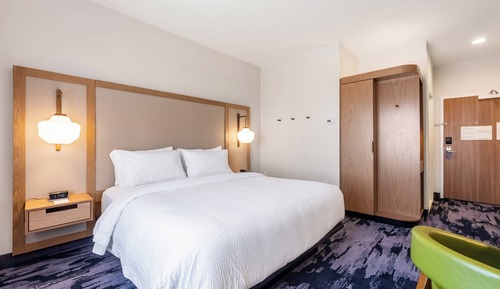 Room, 1 King Bed, Hearing Accessible (Roll-in Shower)