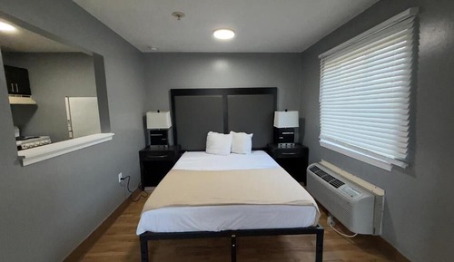 Deluxe Room, 1 Queen Bed, Accessible Bathtub, Non Smoking