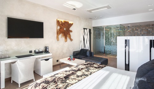 Suite con bañera hidromasaje y piscina climatizada exterior