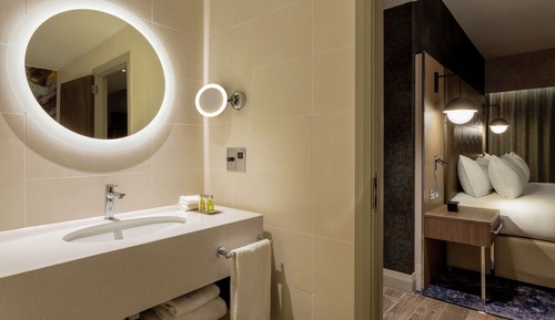 Room, 1 Queen Bed (Peloton)