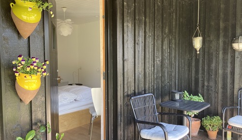 Classic Room, 1 Queen Bed, Shared Bathroom, Garden View