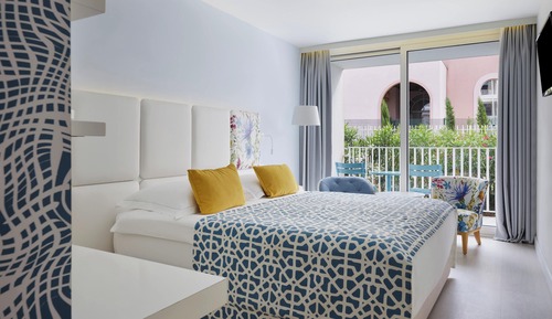 Two Family Rooms with Connecting Door 62m² Courtyard/Park View with Balconies