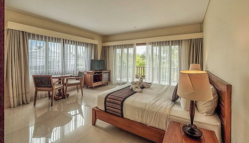 Deluxe Suite, 1 King Bed, Balcony