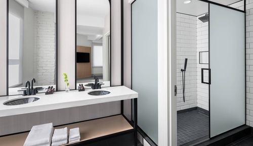 Deluxe Room, 1 King Bed, City View (Mobility Accessible, Tub)