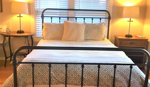 Room, 1 Queen Bed (Cabin #7)