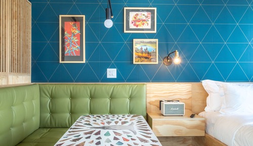 Room, Corner