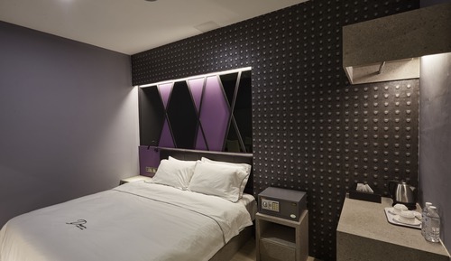 King With Jacuzzi (Purple Showers)