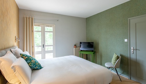 Economy Double Room, 1 Queen Bed (Bronze)