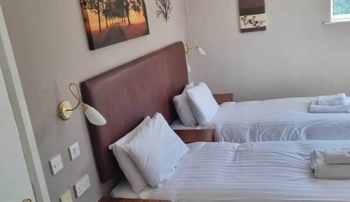 Classic Twin Room, Private Bathroom