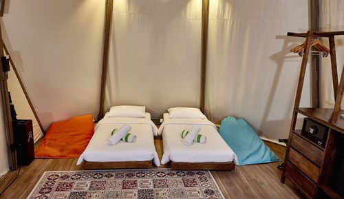 Deluxe Glamp Tent (Skylight Window)