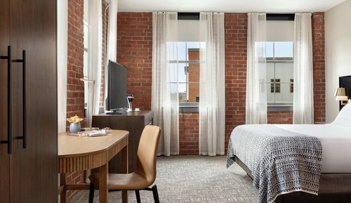 Room, 1 King Bed, Corner (Cocoa)