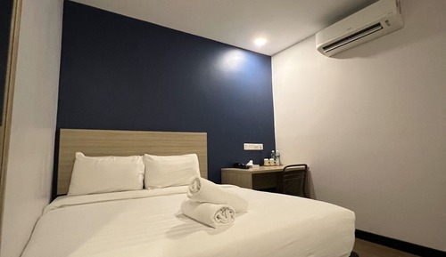 standard Queen Room, no window, Disability access