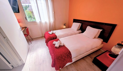 Superior Quadruple Room, Roll-in Shower