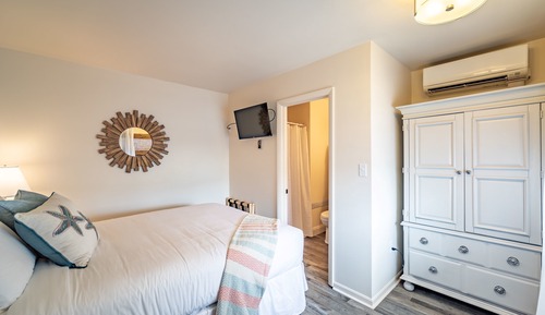 Standard Room, 1 Queen Bed, Non Smoking (Deluxe Room)