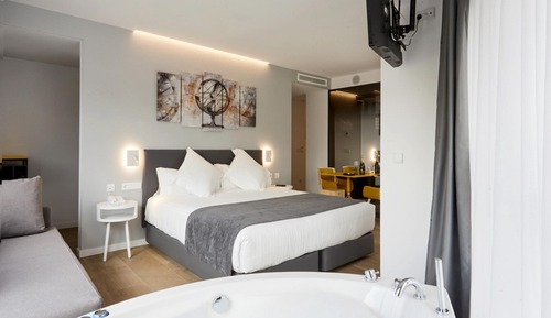 Studio, Jetted Tub