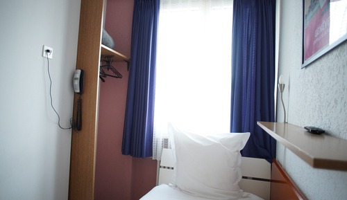 Economy Single Room, 1 Twin Bed, Shared Bathroom (Petit Budget)