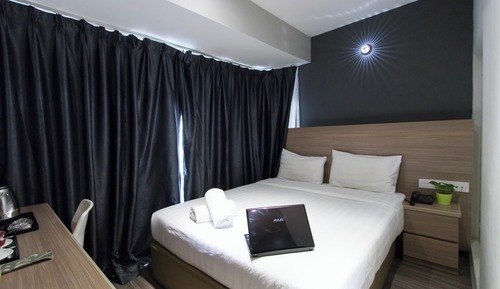 Standard Queen with Window