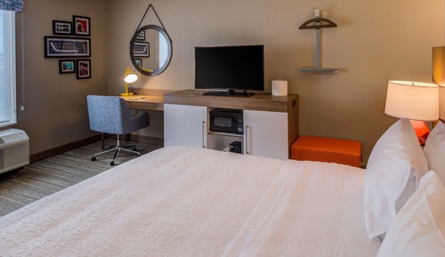 Room, 1 King Bed, Non Smoking, Refrigerator & Microwave