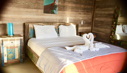 Deluxe Bungalow, 1 King Bed, Partial Ocean View