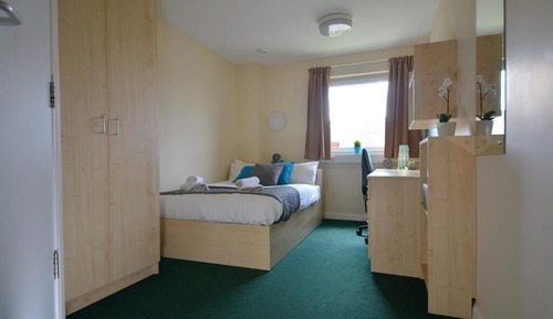 Large Standard Room with En-suite Bathroom