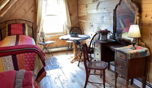 Romantic Triple Room, Private Bathroom (Loft Bedroom Deer)