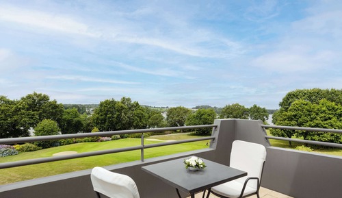 Deluxe Room, 1 Queen Bed, Terrace, Lake View