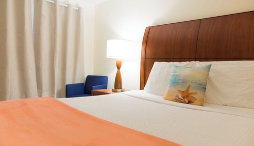 Standard Room, 1 Queen Bed, Refrigerator, Courtyard Area