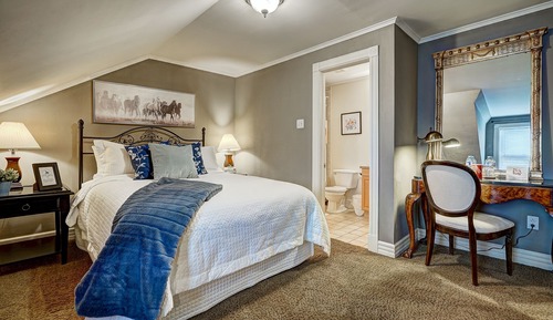 Comfort Room, 1 Queen Bed (George)