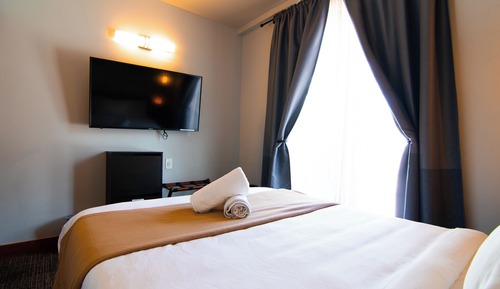 Economy Room, 1 Queen Bed, Shared Bathroom, Mountain View