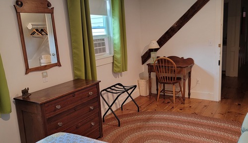 Basic Room, 1 Queen Bed, Shared Bathroom