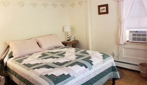 Room, 1 Queen Bed, Shared Bathroom (Room 5)