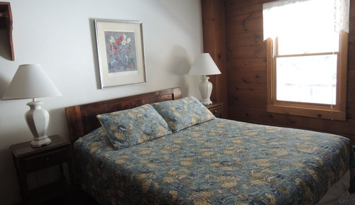 Queen private bath - (1 queen bed)