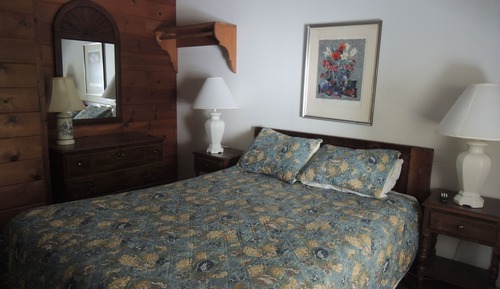 Queen private bath - (1 queen bed)