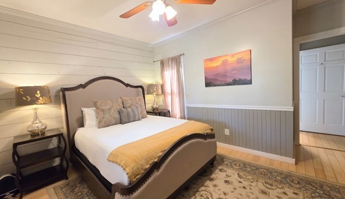 Signature Room, 1 Queen Bed, Refrigerator & Microwave, Ground Floor