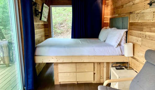 Design Cabin, 1 Queen Bed, Refrigerator & Microwave