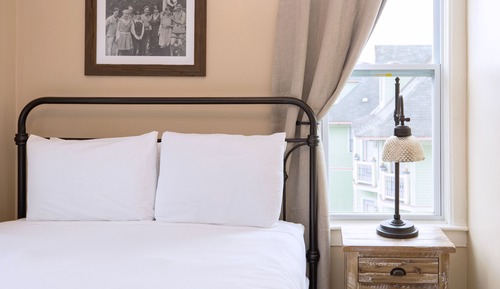 Basic Room, 1 Queen Bed, Shared Bathroom