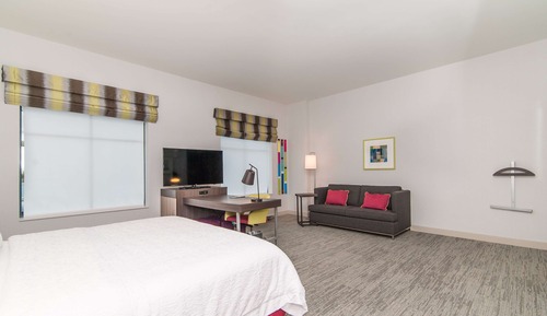 Studio, 1 King Bed, Handicap Accessible, Refrigerator & Microwave (Bathtub)