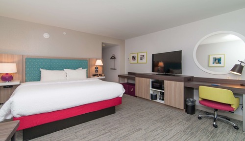 Room, 1 King Bed, Handicap Accessible, Non Smoking (Hearing)