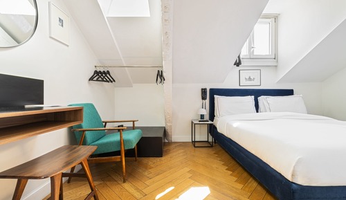 Chambre mansardée sous les toits